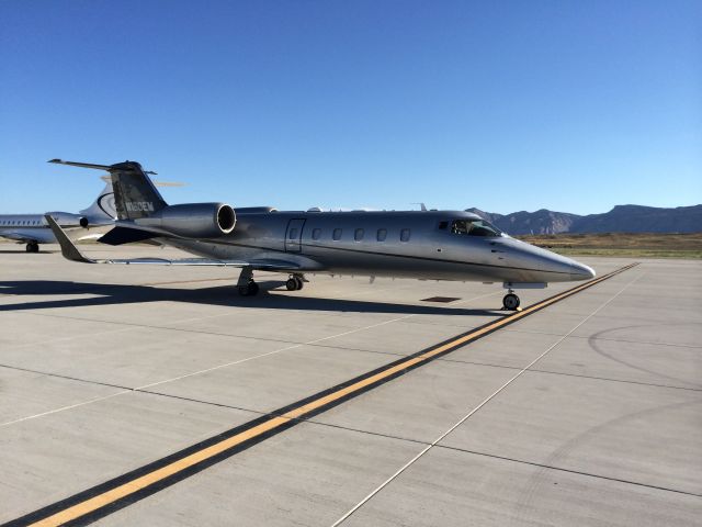 Learjet 60 (N160EM)