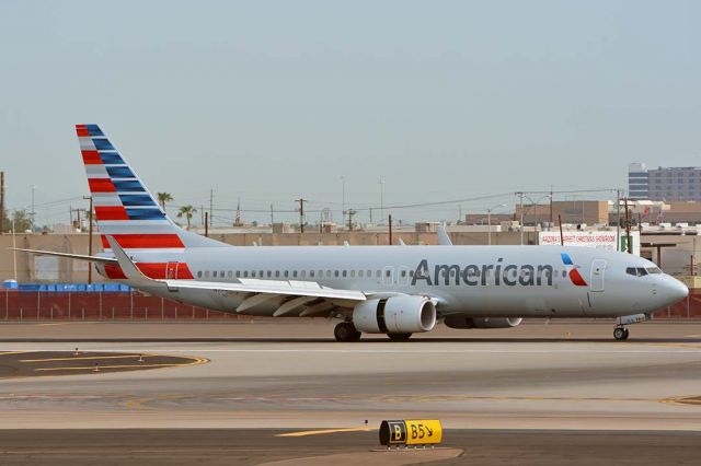 Boeing 737-800 (N952NN) - American Boeing 737-823 N952NN at Phoenix Sky Harbor on July 31, 2018.