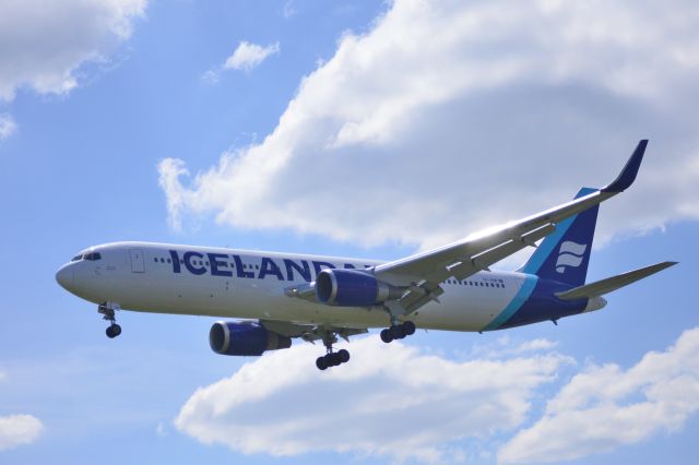 BOEING 767-300 (TF-ISW) - Icelandair Boeing 767-319ER(WL) landing at AMS 12.10 hrs (GMT) 09May25