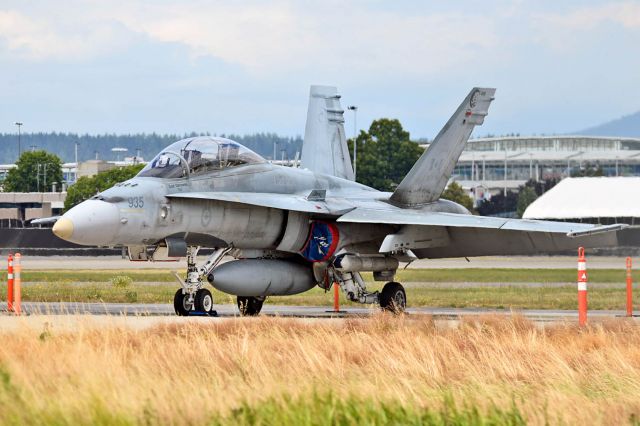 McDonnell Douglas FA-18 Hornet (18-8935) - RCAF !88935 CF188 Hornet
