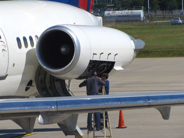 McDonnell Douglas MD-88 (N905DE)