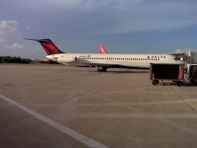 McDonnell Douglas DC-9-40 (N675MC) - One of the Few Dc9-32 with the Delta Airlines livery before been pull out of service next to NW 757-200