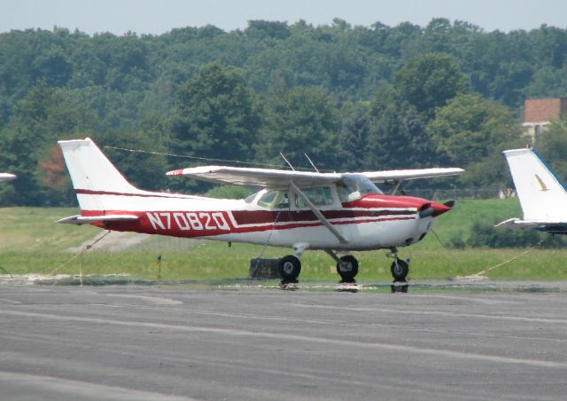 Cessna Skyhawk (N7082Q) - a little optical distortion from the heat on the pavement!