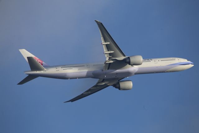 BOEING 777-300ER (B-18051)