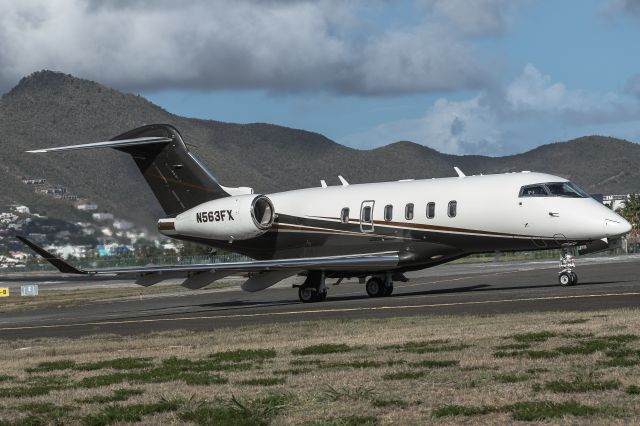 Bombardier Challenger 300 (N563FX)