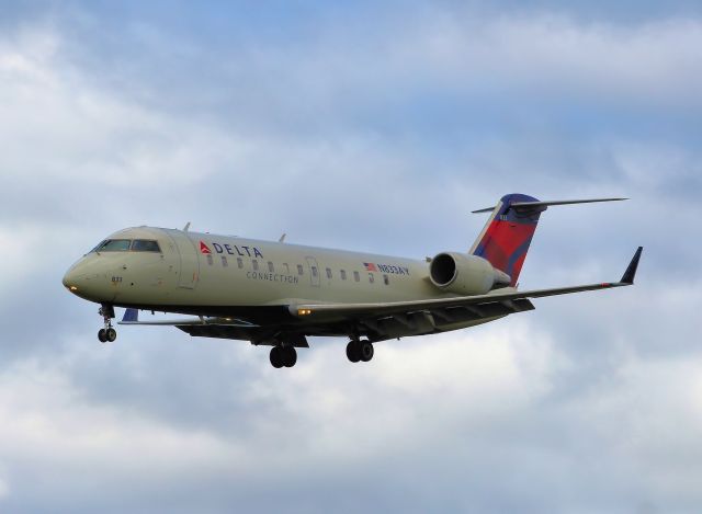 Canadair Regional Jet CRJ-200 (N833AY) - Coming in from Chicago.