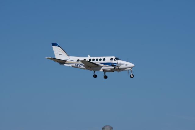 Beechcraft King Air 100 (N230FL) - Landing runway 5