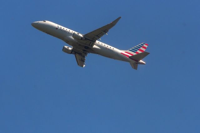 Embraer 175 (N431YX)