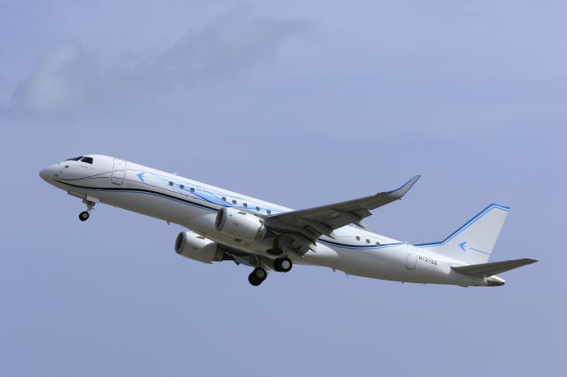 Embraer ERJ-190 (N727EE) - Private N727EE departing TNCM St Maarten