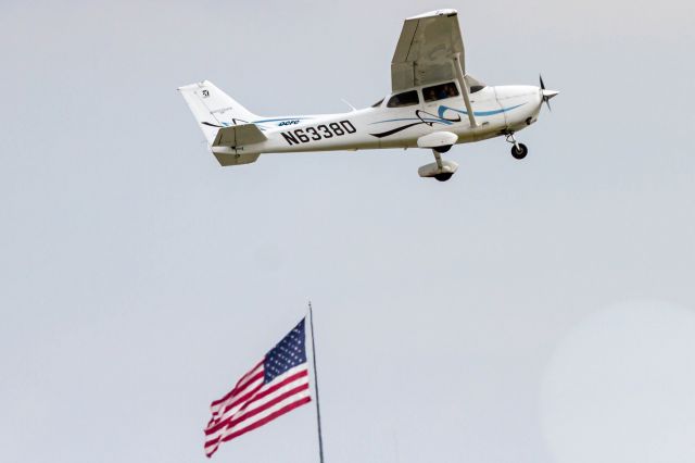 Cessna Skyhawk (N6338D)