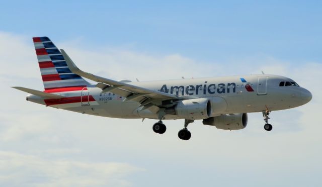 Airbus A319 (N9025B) - Arriving from Belize