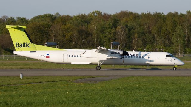 de Havilland Dash 8-400 (YL-BAJ)