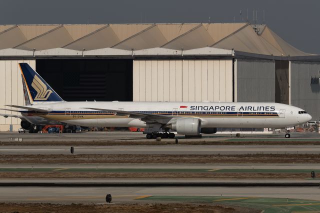 BOEING 777-300ER (9V-SWK) - 11th November, 2024:  Flight SQ 012 taxiing to the gate at LAX after arriving from Singapore via Tokyo Narita.