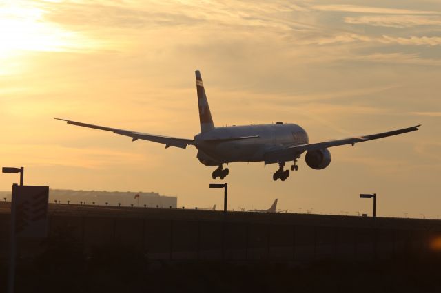 BOEING 777-300ER (HB-JNA)