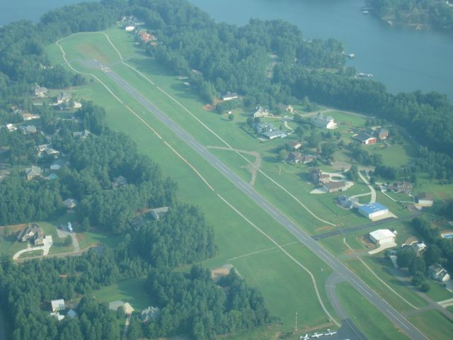 Cessna Skylane (N92895) - Over Lake Norman Airpark