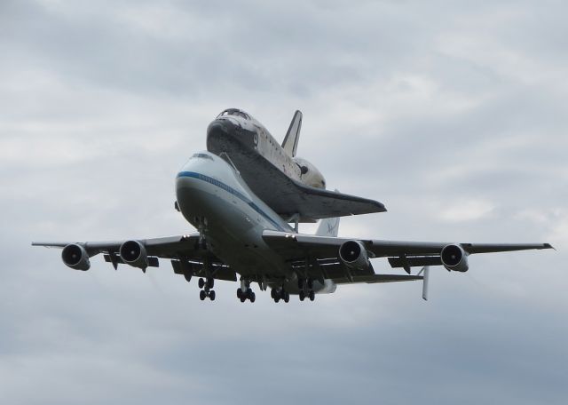 BOEING 747-100 (N905NA) - N905NA bringing Discovery (OS-103) to her new home at the Udvar-Hazy Center.