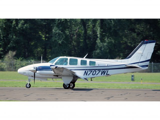 Beechcraft Baron (58) (N707WL) - A very nice Baron BE58. Rollout after a smooth landing on runway 26 at Danbury.