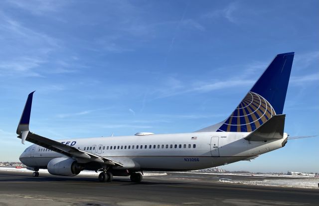 Boeing 737-800 (N33266)
