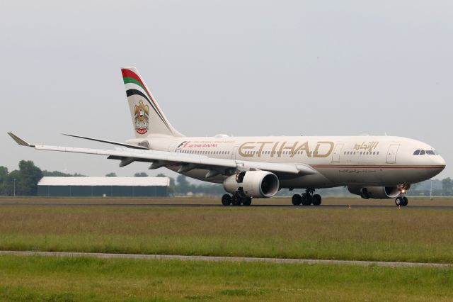 Airbus A330-200 (A6-EYP)