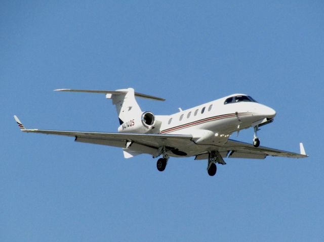 Embraer Phenom 300 (N414QS) - Landing RWY 20R