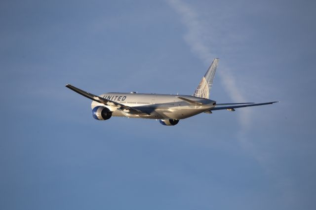 Boeing 777-200 (N799UA)