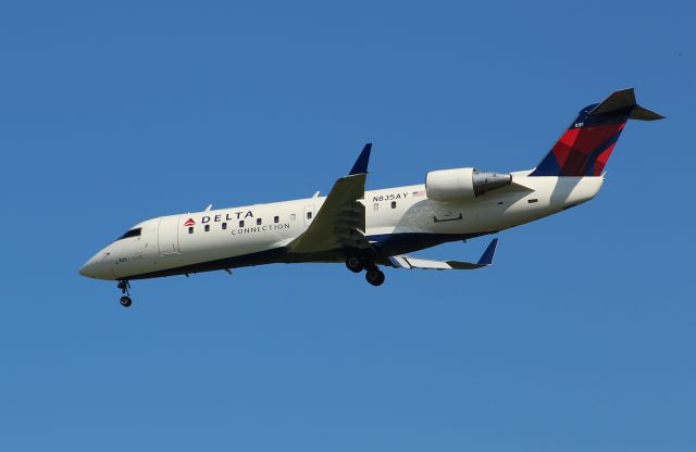 Canadair Regional Jet CRJ-200 (N835AY) - Endeavor Air CRJ-200LR approaching Norfolks RW05  from JFK as Flagship 4107. 