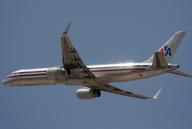 Boeing 757-200 (N185AN)