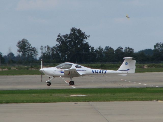 Diamond DV-20 Katana (N144TX) - Texas State Waco Diamond parked on the Cleveland ramp for SAFECON 2009. (Check out the cropduster in the background)