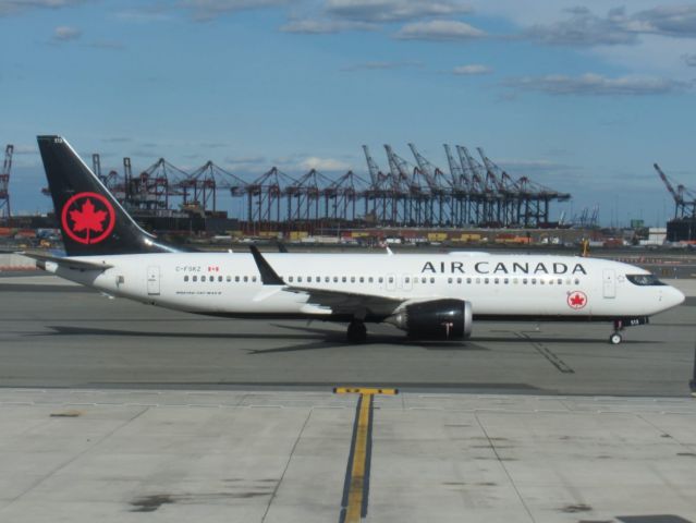 Boeing 737 MAX 8 (C-FSKZ)