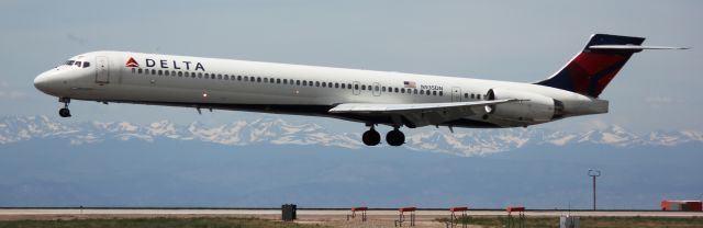 McDonnell Douglas MD-90 (N935DN) - Landing on 16L.