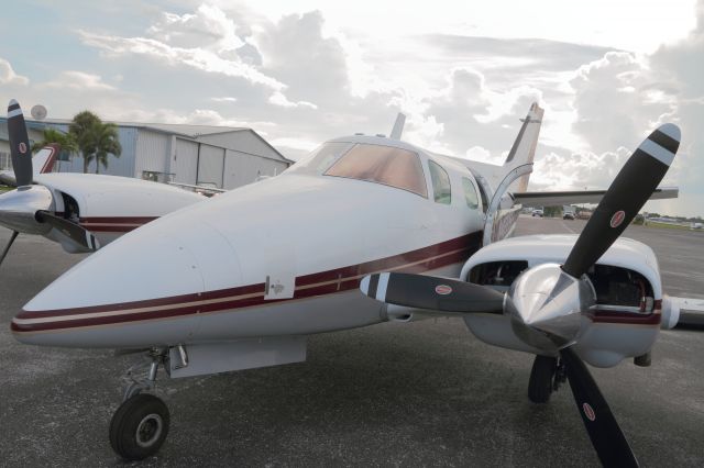 Beechcraft Duke (N422SB)