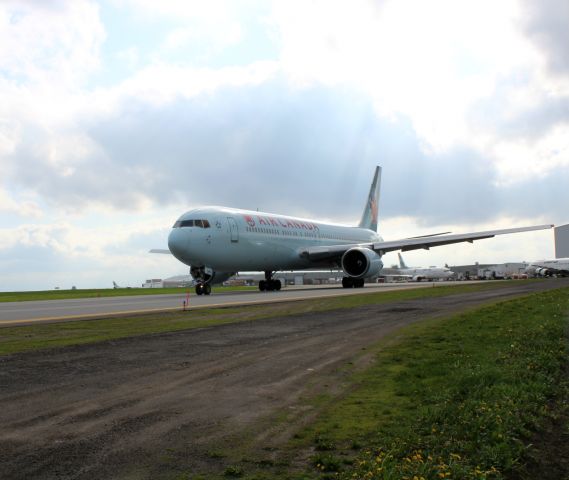 BOEING 767-300 (C-GLCA) - ACA475 YOW-YYZ