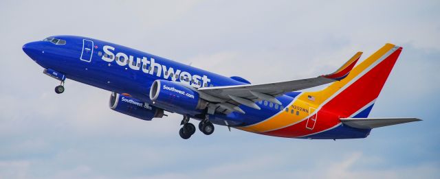 Boeing 737-700 (N202WN) - A Southwest 737 taking off on a warm November afternoon.  11/22/20.