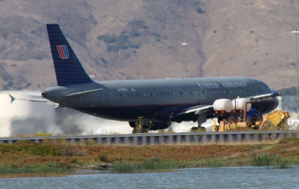 Airbus A320 (N429UA) - Departure / Take off  1-R