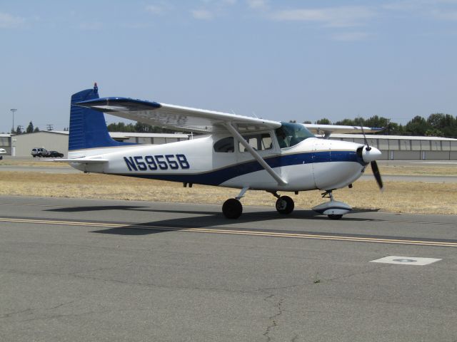 Cessna Skylane (N5955B) - Taxiing to ramp