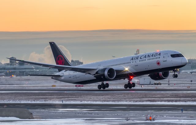 Boeing 787-9 Dreamliner (C-FRTW) - AC 101 gets airborne and heads to Vancouver