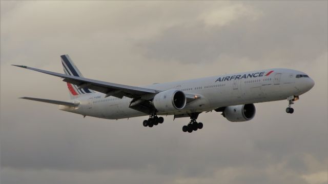BOEING 777-300ER (F-GSQG) - Arriving from Paris,Charles de Gaulle(Roissy){CDG/LFPG}