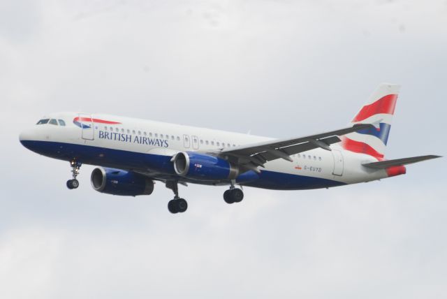Airbus A320 (G-EUYD)
