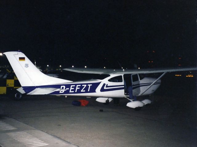 Cessna Skylane (D-EFZT) - At the legendary Berlin-Templehof airport EDDI.