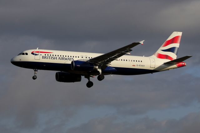 Airbus A320 (G-EUUX)