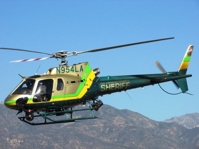 Eurocopter AS-350 AStar (N954LA) - Lifting off from Brackett Field