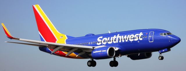 Boeing 737-700 (N913WN) - Arriving on 35L.