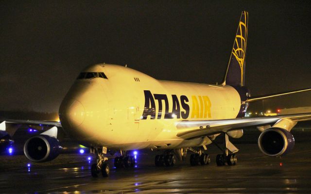 Boeing 747-400 (N499MC) - atlas air b747-4f n499mc taxiing onto stand at shannon this evening 26/11/15.