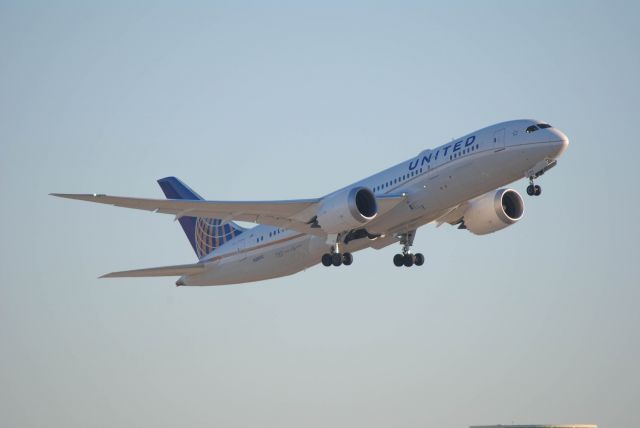 Boeing 787-8 (N28912) - 3/4/2016: United 2014 Boeing 787-824 Dreamliner departing Runway 33L at KIAH. 