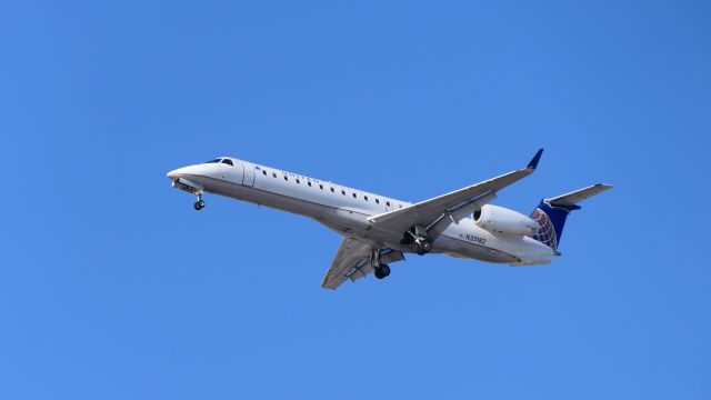 Embraer EMB-145XR (N33182)