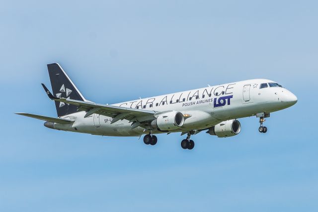 Embraer ERJ 175 (SP-LIO) - WAW SPOTTING