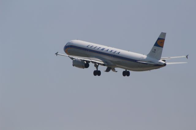 Airbus A321 (D-AIDV) - TAKE-OFF FROM RUNWAY 36 28-0516