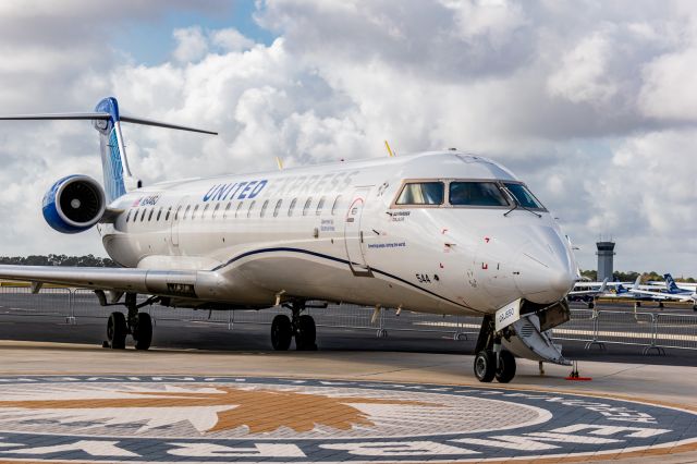 Canadair Regional Jet CRJ-700 (N544GJ)