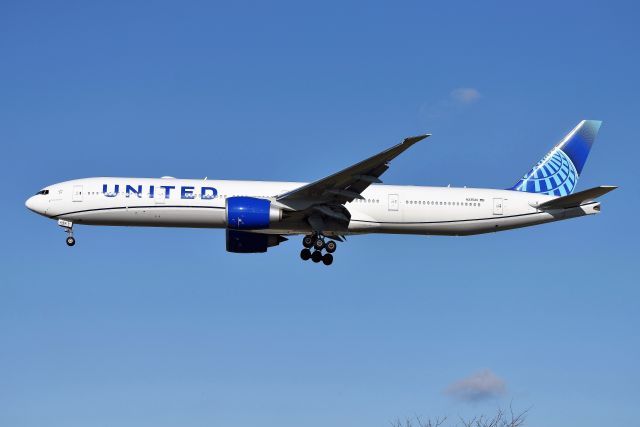 BOEING 777-300 (N2352U) - UA'S New colors look great on their wide-bodies. Really stunning in person. 28-C 12-21-20