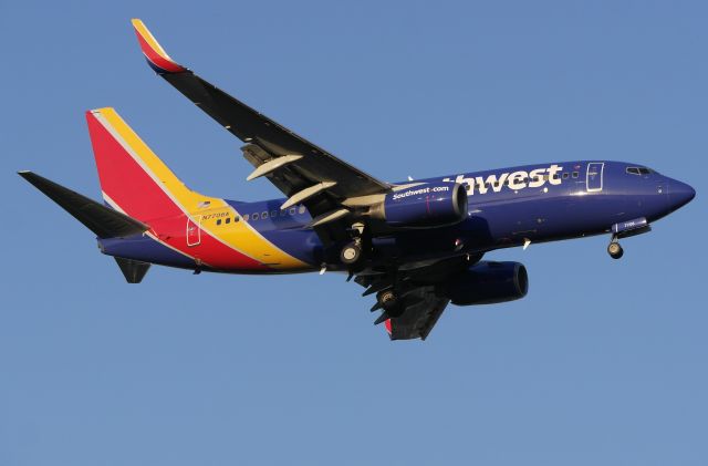 Boeing 737-700 (N7706A)